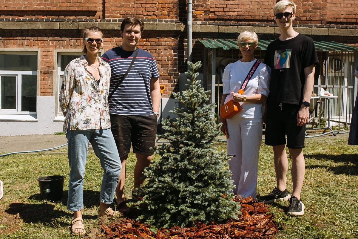 Выпускники сажают елки в подарок школе 2022